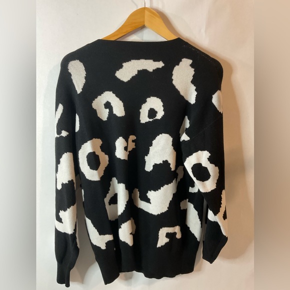 Thick Black & White Cheetah Sweater | XL - Picture 3 of 3